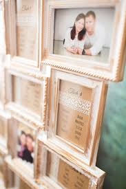 Schlosshochzeit Im Herbst In Warmen Beerentonen Diy Sitzplan Hochzeit Hochzeit Tischplan Bilderrahmen Hochzeit
