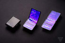 Features 6.7″ display, snapdragon 855+ chipset, 3300 mah battery, 256 gb storage, 8 gb ram. Samsung Galaxy Z Flip Review Temper Your Expectations The Verge