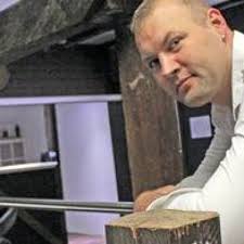 Holbacher öffnete Clublounge neben seiner Autowerkstatt