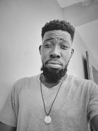 Aristide se te yon senp ti pè ki tap preche yon levanjil liberasyon, li  pran pouvwa a yo bal yon koudeta, tounenl tounen ou ta di son moun yo  fòmate, nan zye