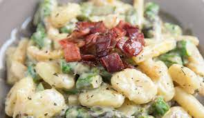 Primi piatti gnocchi con crema di gorgonzola. Ricetta Gnocchi Con Asparagi Gorgonzola E Speck Croccante