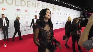 Schaulaufen der stars auf dem roten teppich der goldenen kamera: Verona Pooth Super Freizugig Mit Franjo Uber Den Roten Teppich Bunte Tv Youtube