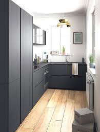 Total Look Noir Pour Cette Cuisine Semi Ouverte Noir Mat Cuisine Contemporarykitchens Modern Black Kitchen Small Modern Kitchens Kitchen Remodel Small