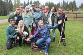 Han blir utfordra både til kamp om plassen og på sine eigne fordommar. Farmen Kjendis Gjedtjernet Gard Hollywood Frue Og En Utskjelt Politiker Er Blant Deltakerne Se Hvilke Kjendiser Som Har Inntatt Farmen Garden