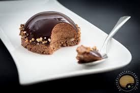 Dome De Mousse Au Chocolat Legere Nappe D Un Glacage Miroir Et Depose Sur Un Palet Croustillant Au Pralin Mousse Au Chocolat Legere Patisserie Chocolat Praline