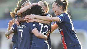 Mbappé quiso ser partícipe de la alegría del psg femenino, que consiguió pasar a los cuartos de final de la champions league, y no. El Paris Saint Germain Feminines Goleo Al Sparta Braga 5 0