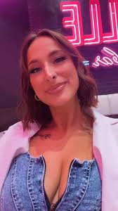 Bonjour, Je me présente Tracy Samuel. Je viens tout juste de sauter le pas  et quitter mon métier en coiffure pour retourner à mes sources! 😊 J'ai  toujours travaillé au service à