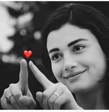 لم يفهمني أحد حتى الآن ، لم يعرفني أحد على حقيقتي ، اعتقدت كثيرا يا صديقي  أنني وجدت من يفهم ذلك الإنكسار الذي أخفيه خلف قوّتي ، الإكتئاب خلف هروبي ،  والحزن