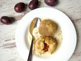 Rezept Fur Zwetschgenknodel Aus Kartoffelteig Mit Knusprigen Butterbroseln Zwetschgenknodel Knodel Kartoffelteig