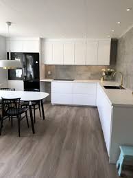 Ikea's walnut voxtorp doors are so new, they aren't even in a showroom kitchen yet. White Kitchen Voxtorp Hatches Ikea Hatches Ikea Kitchen Voxtorp White Kjokken Inspirasjon Kjokkendesign Kjokken Moderne