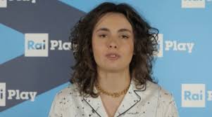 La giovanissima artista, che finora è apparsa in televisione solo tre volte, ha. Sanremo 2021 Il Significato Del Testo Di Voce Di Madame Ziomuro Reloaded