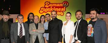 Evsiz yurtsuz kalan tolga ile çiko ilgilenir. Zaman Makinesi 1973 Oyunculari Ndan Zamanda Yolculuga Acik Davet Haberler Beyazperde Com