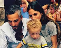 Το δικό της χριστουγεννιάτικο δέντρο στόλισε και η σοφία καρβέλα έχοντας στο πλευρό της. Sofia Karbela Apanta Sto An Xwrise Kai An Perimenei Paidi Apo Neo Syntrofo Video