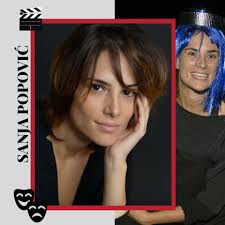 SANJA POPOVIĆ] Sanja je rođena 1988. godine u Podgorici. Studije glume je  završila na Fakultetu dramskih umjetnosti na Cetinju u klasi prof.  Branislava Mićunovića. Od 2014. godine je stalni član ansambla Gradskog