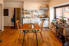 大きなソファでゆったりと ヴィンテージシックなふたり暮らしの部屋 folk ふたり暮らし インテリア アパートのインテリア ダイニングルームのデザイン