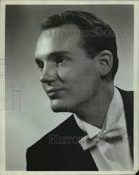 Press Photo Kerry McDevitt sits for a formal portrait