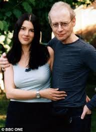 Nigella Lawson Is Seen Without Her Wedding Ring Close To Sister S Mayfair Home Where She Has Been Living Apart From Husband Charles Saatchi Nigella Lawson Nigella Lawson Style Nigella