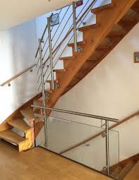 Die flexiblen metallgeländer sind in den materialien edelstahl oder dadurch integriert sich das geländer optimal in ihr objekt und ambiente. Innen Gelander Treppengelander 39 3