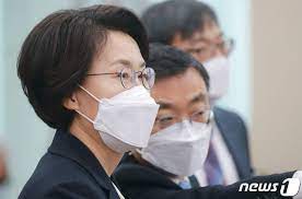 외유성 해외출장 의혹 임혜숙 과학기술정보통신부 장관 후보자가 교수로 재직했던 지난 2016~2020년 국가 지원금으로 참석한 세미나에 두 자녀를 대동한 것으로 나타났습니다.학회를 다녀온 뒤 제출한 결과 보고서도 부실해, 임 후보자가 학회 참석을 빙자해 가족들과 외유성 출장을 다녀온 것 아니냐는 의혹이. 84ssx Lckipcm