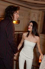 This is still news to some people: Harry Styles Kendall Jenner Dating Rumors Harry Styles And Kendall Jenner Are Reportedly Spending New Year S Together Teen Vogue