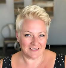 I wear it long and it falls naturally forward. 40 Short Hairstyles For Round Faces And Double Chins Babydoll Couture Glam