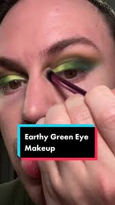 Creating a green eye look using the @beautybay Earthy Palette. Their  palettes, formulas, and colors are SOOO good!! #beautybay #greeneyemakeup  #eyeshadowtutorial