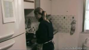 Dwie studentki, które mimo przeciwności znajdują czas na pieczenie. In The Kitchen With Blondy