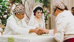 Melaksanakan akad nikah boleh dilakukan di gedung, di rumah dan ruangan terbuka, namun seringkali akad nikah dilakukan di masjid atau mushalla, tentu ada beberapa alasan kenapa seseorang melangsungkan akad nikah di masjid atau mushalla. Forum Akad Nikah Lebih Baik Di Rumah Atau Di Masjid Sih