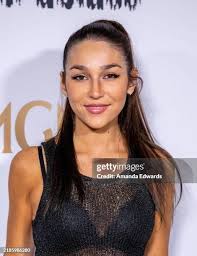 Iris Dunn's Instagram, Twitter & Facebook