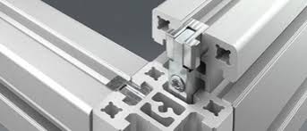 Un abri de piscine en aluminium se compose d'un assemblage de profilés, qui en forment la structure. Est Il Possible De Construire Son Abri Piscine L Abri De Piscine Fr