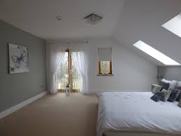 Das schlafzimmer hat für unser wohlbefinden eine zentrale bedeutung, da wir dort in der regel am meisten zeit verbringen. Bett Unter Dachschrage Mag Conny Racher Die Feng Shui Meisterin
