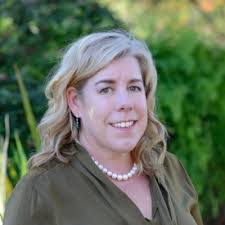 Elisabeth Dyer's Instagram, Twitter & Facebook