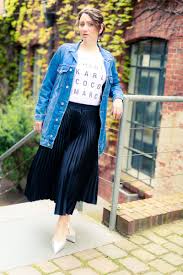 Outfit So Kombiniere Ich Meinen Faltenrock Im Alltag Tab S Style Outfit Ideen Faltenrock Modestil