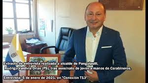 Un artista callejero murió, la tarde de este viernes, luego de ser baleado por un carabinero en pleno centro de la comuna de panguipulli en la región de los ríos tras un incidente en la fiscalización. Igebt9s1ldhkpm