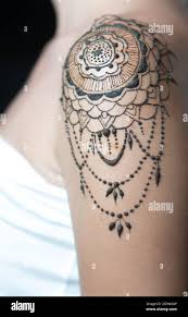 Closeup tatuaggio henné sulla spalla della donna Foto stock - Alamy