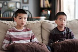 Terbentuk dari kata kula dan warga, kulawarga berarti anggota atau kelompok kerabat. 5 Dampak Buruk Keseringan Main Game Bagi Anak Hello Sehat