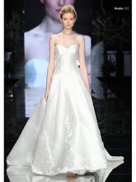 Jun 06, 2021 · l'abito da sposa più imitato dalle donne degli anni '80 è stato disegnato da david ed elizabeth emanuel e ha un corpetto aderente ricoperto da pannelli di antico pizzo carrickmacross. Rodia Abito Da Sposa Modello 22 Enzo Miccio Collezione 2020