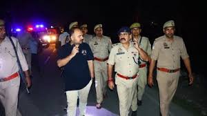 up hapur road accident bus truck collision six dead wedding party dasna  यूपी में भीषण हादसा; बारातियों की बस ट्रक से टकराई, छह की मौत, आधा दर्जन से  ज्यादा घायल, Uttar-pradesh Hindi