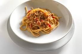 Spaghetti Alla Pantesca La Ricetta Del Primo Piatto Tipico Dell Isola Di Pantelleria Ricetta Nel 2020 Ricette Ricette Di Cucina Pomodorini