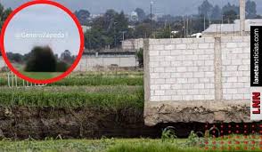 La madrugada de este viernes el enorme socavón que se ubica en el poblado de santa maría zacatepec en el estado de puebla derribó y se 'tragó' la barda de una casa que se encuentra muy. Socavon De Puebla Se Traga Parte De Vivienda Ahora Exhiben Enormes Olas