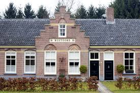 De landbouwkoloniën werden ingezet om armoede te bestrijden, door mensen te verheffen met werk op het land, vorming en opleiding. Frederiksoord Kolonien Van Weldadigheid