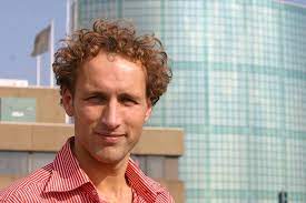 Nos journaal is de overkoepelende benaming van de nieuwsuitzendingen van de nos op radio en televisie. Omroep Zeeland Gert Van T Hof Wordt Presentator Van Nos Facebook