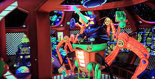 The marquee outside the attraction reads, star command headquarters while the facade for the attraction reads buzz lightyear's space ranger spin. Buzz Lightyear S Space Ranger Spin Cheats Tips Secrets Navfile