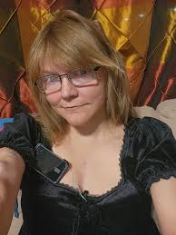 After revealing her breast implant order, Kylie Jenner accidentally exposes  "huge" scar in photo (link in the comments)