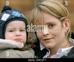 24 Jahre alte Medizinstudent Janine Bauer und ihr ein Jahr und drei Monate  alten Sohn Johann Gustav in Halle, Deutschland, 1. Februar 2008  dargestellt. Frau Bauer Lebensretter ein Tiger Cub im Halleschen "Bergzoo"  durch den Mund atmen, nachdem es ...