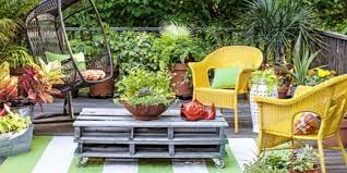 Suasana balkon rumah adalah salah satu favorit kebanyakan orang untuk bersantai. Desain Taman Minimalis Di Lahan Sempit