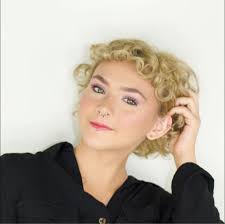 Who is a good stylist for curly hair and chunky highlights in Vancouver, WA?