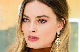 الأسترالية مارجو روبي بفستان من دار أزياء Oscar de la Renta خلال حضورها  العرض الأول لفيلمها الجديد Once Upon A Time In Hollywood في لندن بالأمس.