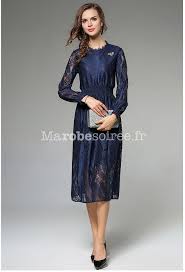 Col rond évasé et petites manches dentelle. Robe Bleu Nuit Dentelle Manches