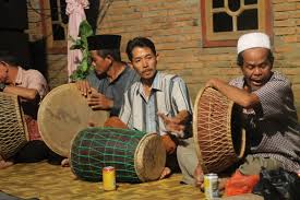 Redap dibuat dari bahan baku kayu, rotan dan kulit binatang sapi ataupun kambing. Alat Musik Jambi 15 Alat Musik Tradisional Gambar Penjelasan